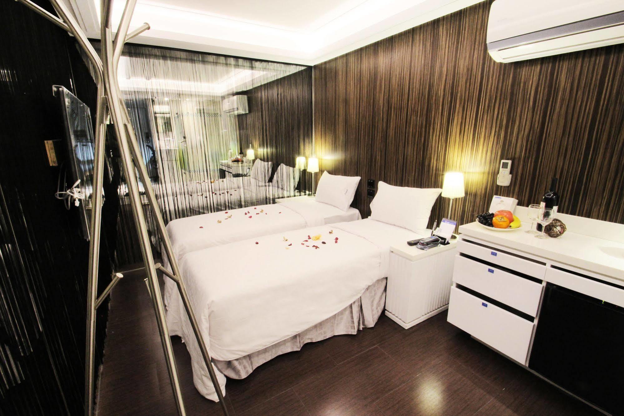 I Hotel - Taoyuan Bagian luar foto