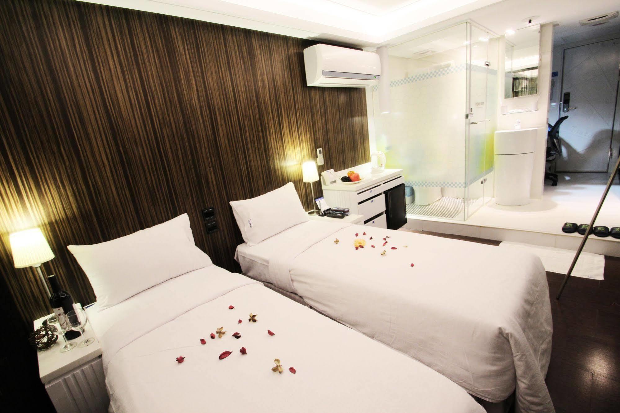 I Hotel - Taoyuan Bagian luar foto